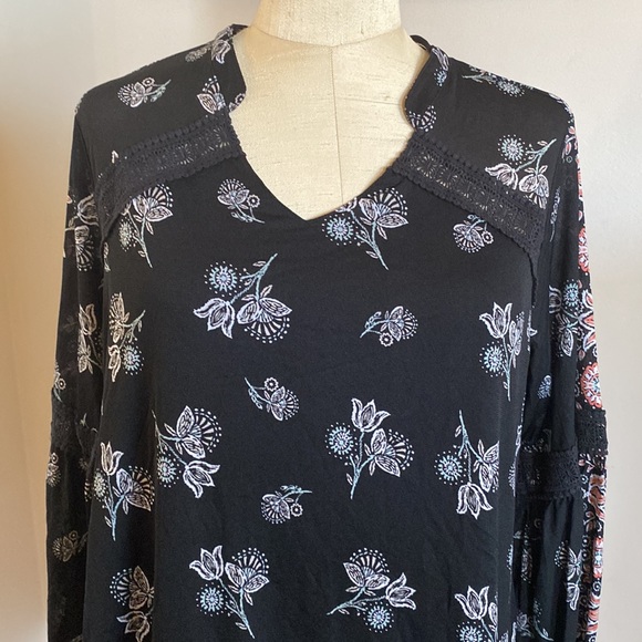 NEW Style & Co. 1X super cute top with adorable sleeves - Picture 3 of 13